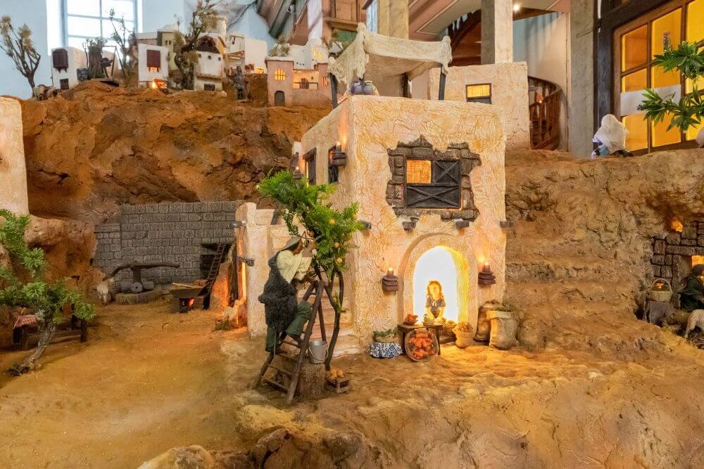 Padre Jimmy Arias Piedra y el pesebre