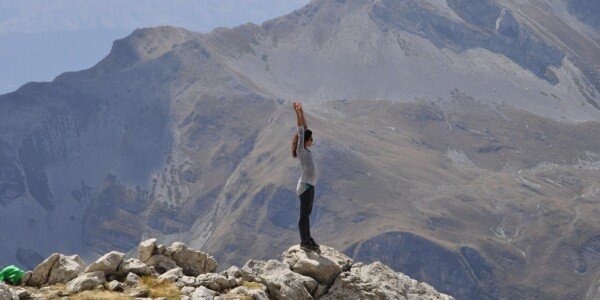 Mujer pasando tiempo en solitario